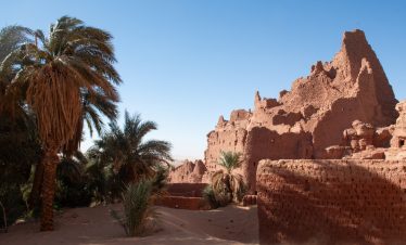Confidences Nomades créateur de voyage en Algérie - Aventure Circuit Sahara Timimoun l’oasis rouge